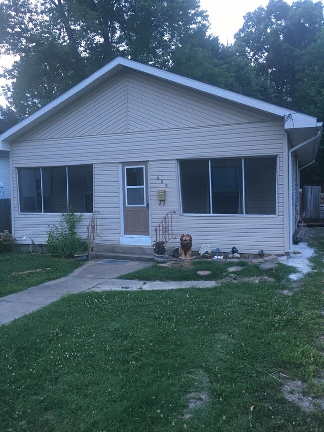 Building Photo - 302 Elles Ave