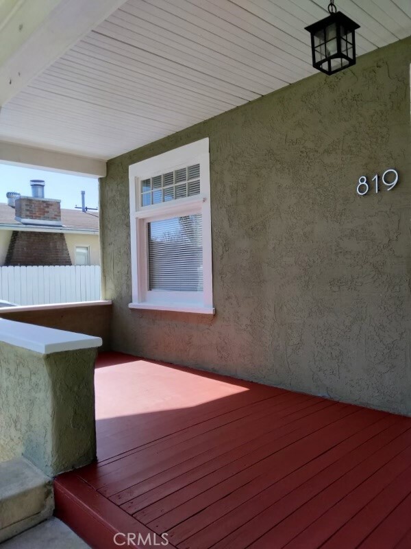 Building Photo - 819 N Dos Robles Pl