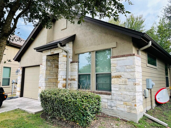 Front of house - 2001 Faro Dr