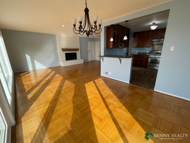 Building Photo - Large Five Bedroom, Three Bathroom with In...