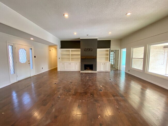 Foto del edificio - MOVE-IN SPECIAL: Spacious 3/2/2 in Woodlan...