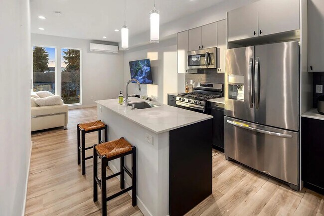 Foto del edificio - 3 Bed 2 Bathroom White Center Townhouse