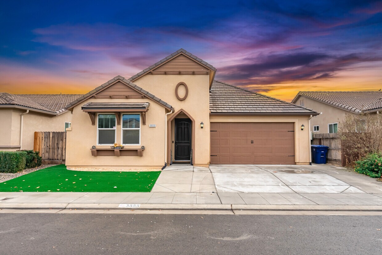 Primary Photo - 3555 Encino Ave