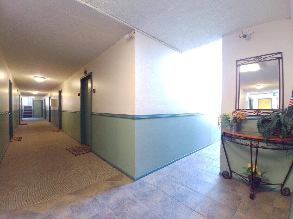 Building Photo - 1515 Copper Ave NE