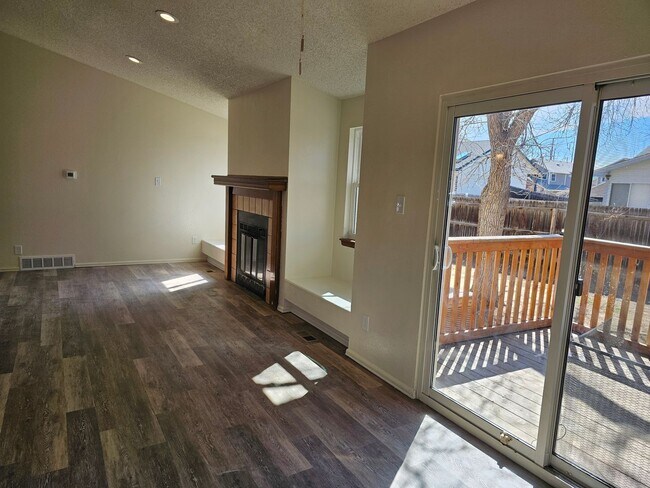 Building Photo - Large home available