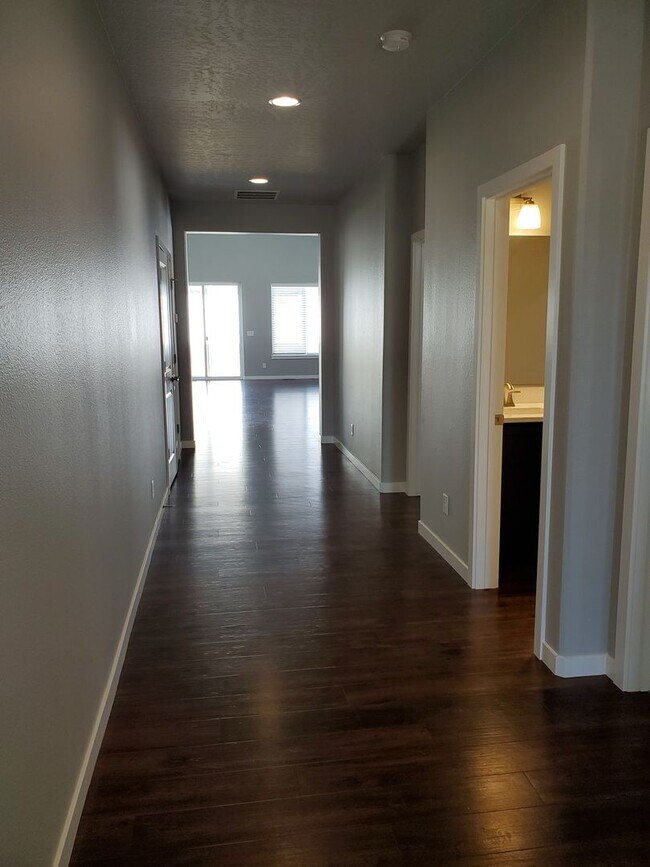 Foto del edificio - Immaculate Custom 3 bdrm Home for rent in the Montrose developement!