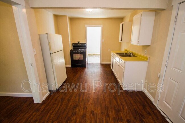 Building Photo - 819 Larry St