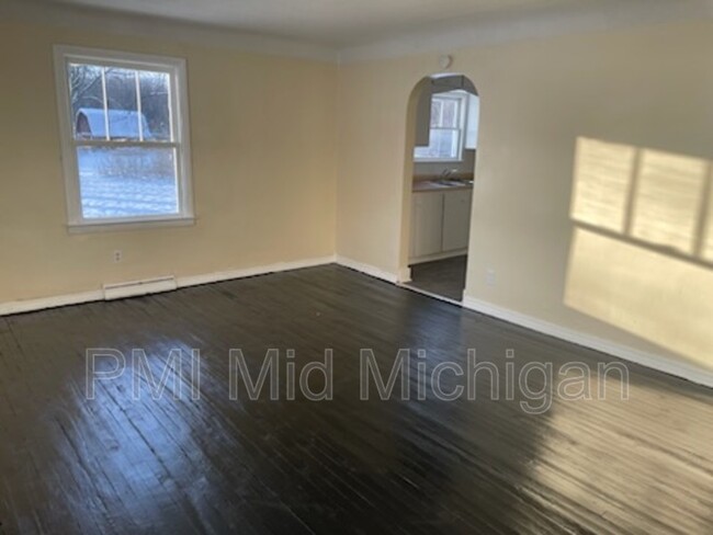 Building Photo - 1496 W Cass Ave