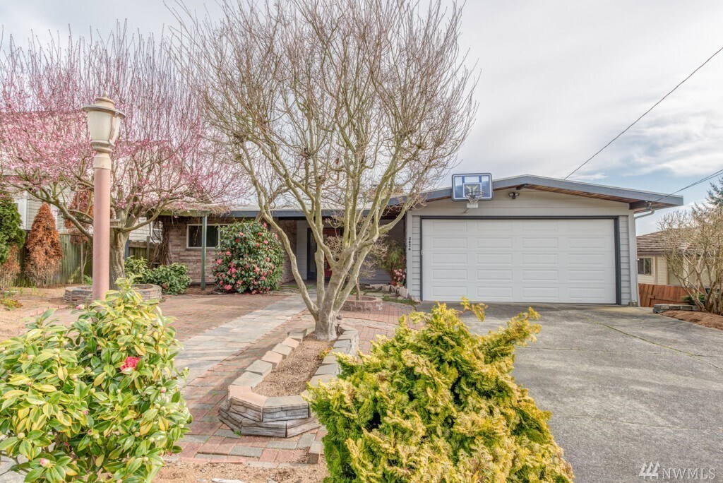 Primary Photo - Large 4 Bedroom Magnolia Home