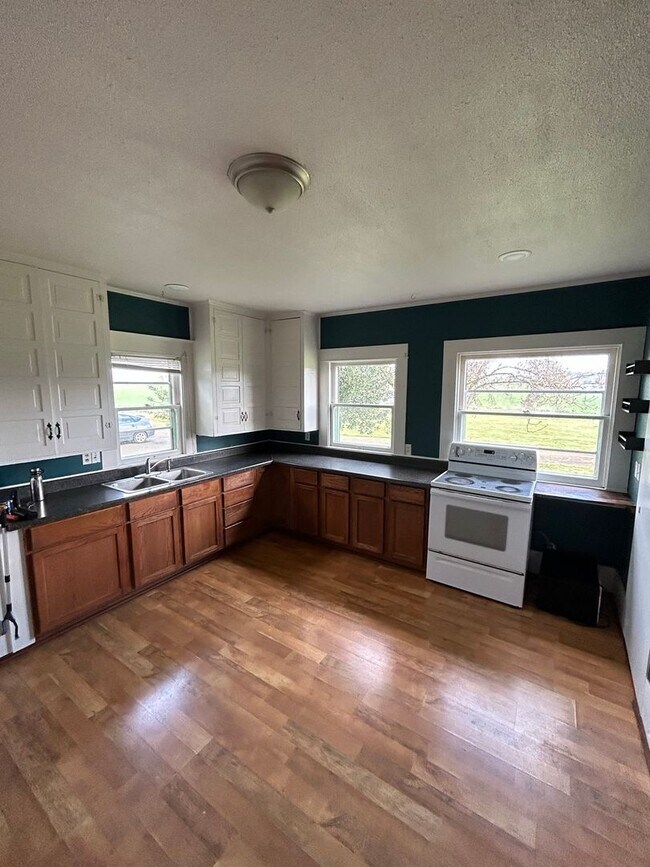 Building Photo - Spacious 5 bedroom Farmhouse Outside of Ca...