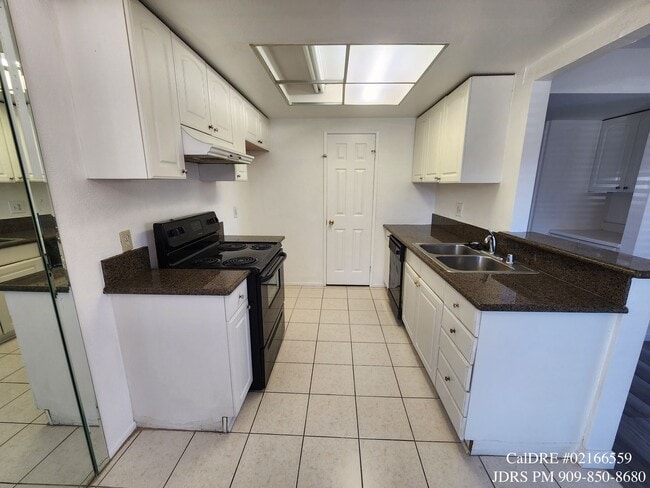 Building Photo - Corona 2 Bedroom Condo