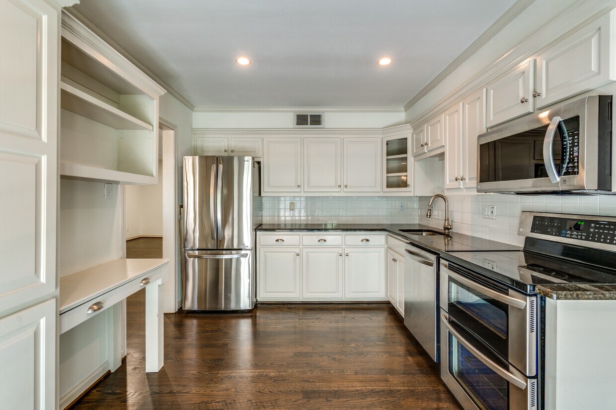 Foto principal - 8629 Edgemere Rd