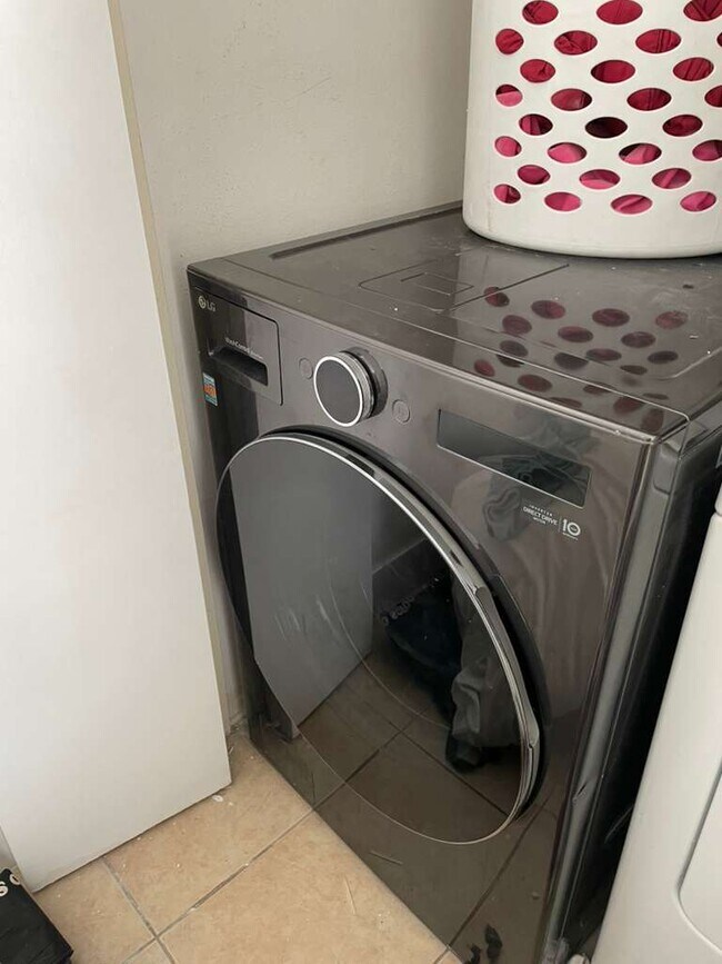 En la unidad de lavado y secadora, colocas tu carga y lava y seca, así que cuando regresas está lista (: - 424 N Palm Dr