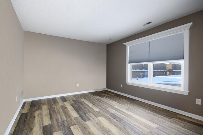 Foto del edificio - 2301 Primrose Dr