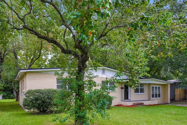 Foto del edificio - 6511 Burgundy Rd S