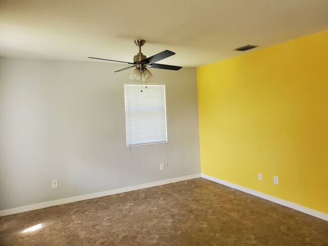 Building Photo - AVAILABLE NOW!  Cozy Home in Fort Myers