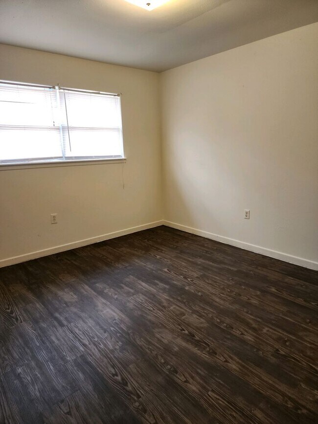 Building Photo - Updated