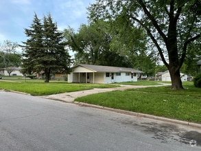 Building Photo - 708 S Malcolm Ave
