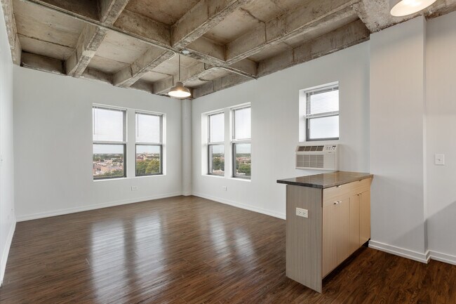 Building Photo - 1325 W Wilson Ave