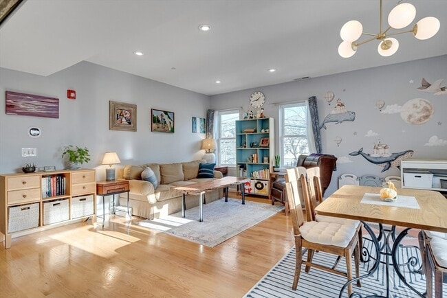 Building Photo - 104 Holland St