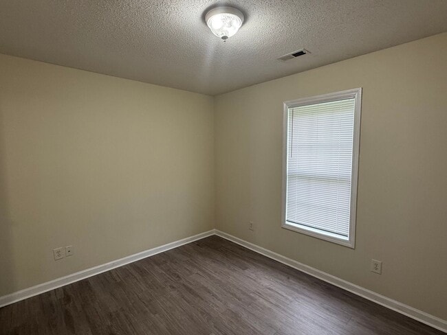 Building Photo - Two bedroom, 1 bath apartment in Graham (P...