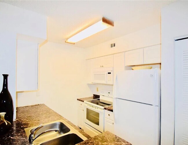 Foto del edificio - 2881 N Oakland Forest Dr