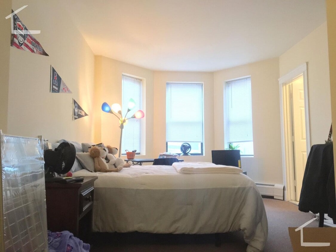 Photo - 837 Beacon St