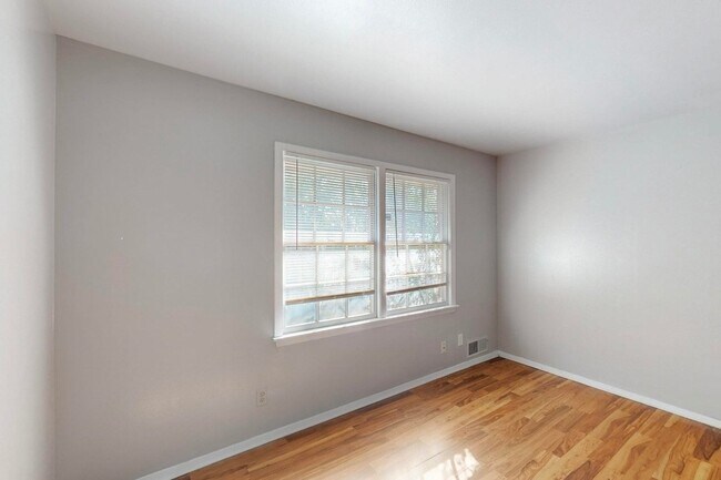 Foto del edificio - 7948 Habersham Ln