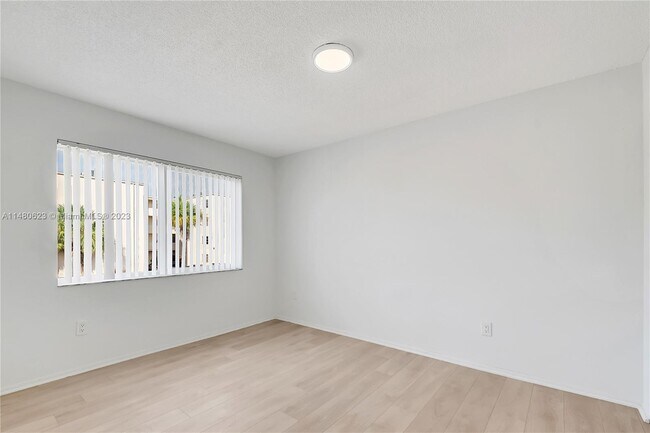Foto del edificio - 7743 SW 86th St