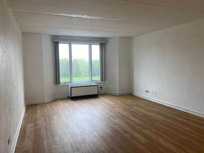 Building Photo - 1 Renaissance Pl