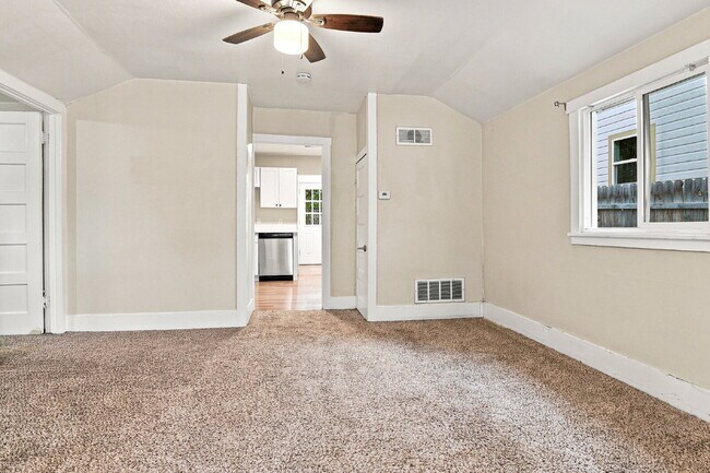 Foto del edificio - $1,595.95 with $250 Cleaning Voucher, 1 Bed - 1 Bath, Single Family Home in Aurora with Private a...