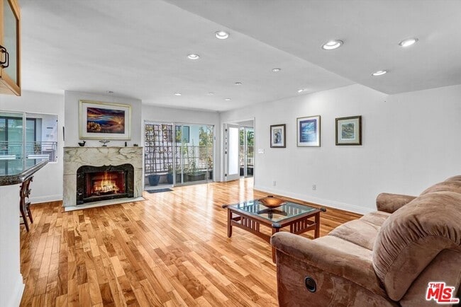 Building Photo - 910 S Holt Ave
