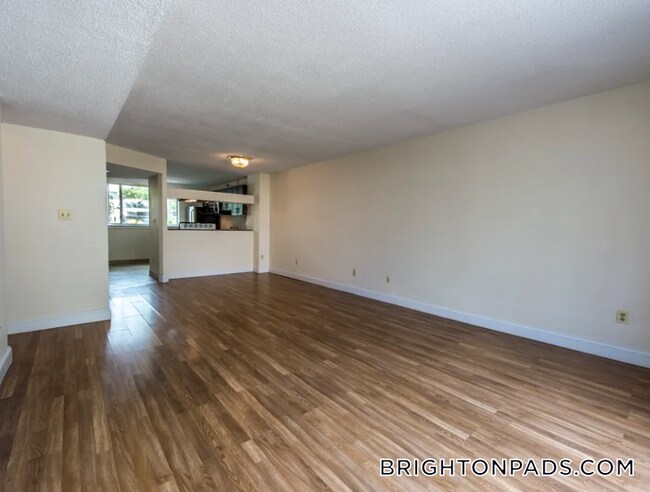 Foto del edificio - 144 N Beacon St