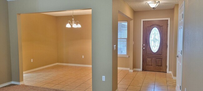 Foto del edificio - LARGE 4 BEDROOM HOME IN NORTHEAST CLOVIS