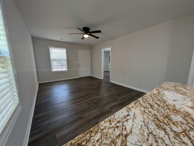 Building Photo - 709 E 9th St