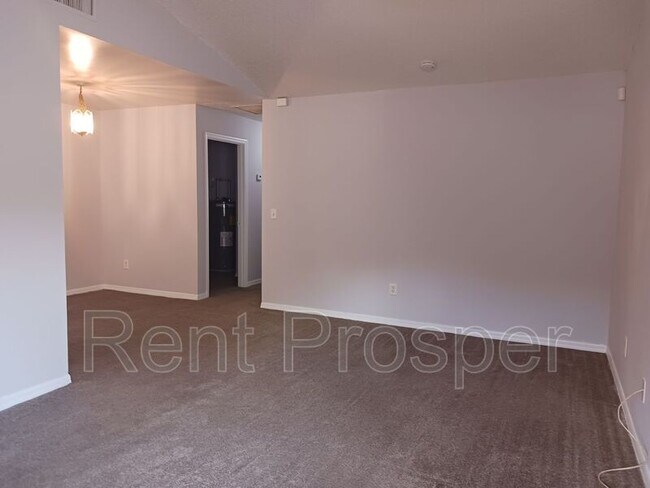 Building Photo - 5208 Bonnie Brae Cir