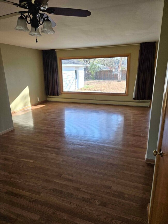 Building Photo - 237 W Tyler Ave