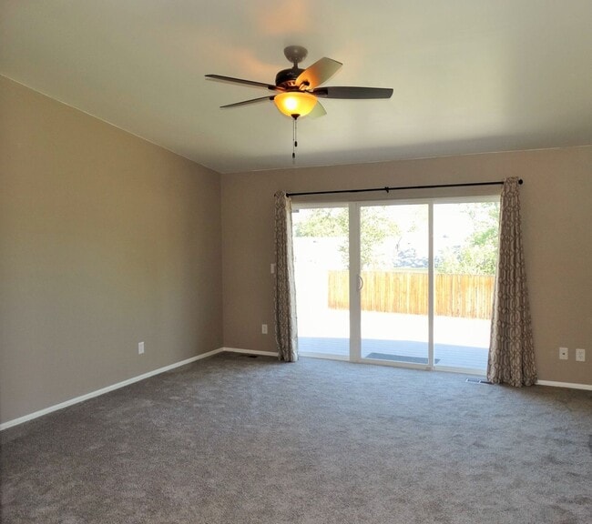 Building Photo - Tri-Level 3 Bedroom 2 Bath Large Backyard ...