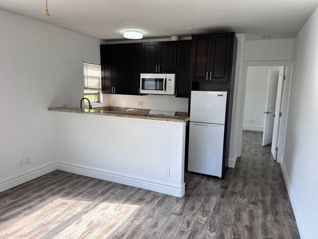 Building Photo - 1265 S Cloverdale Ave