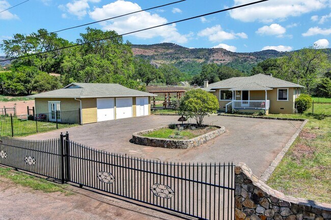 Foto del edificio - 2 bedroom 1 bath home on 1.5 acres w/ Vine...