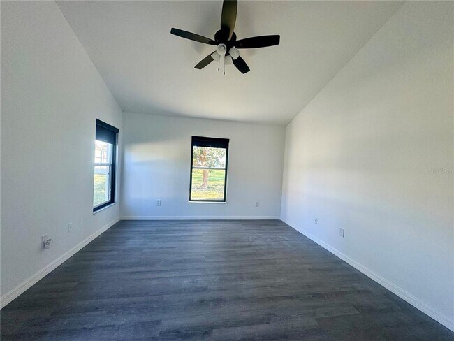 Foto del edificio - 215 Hollowbrook Cir