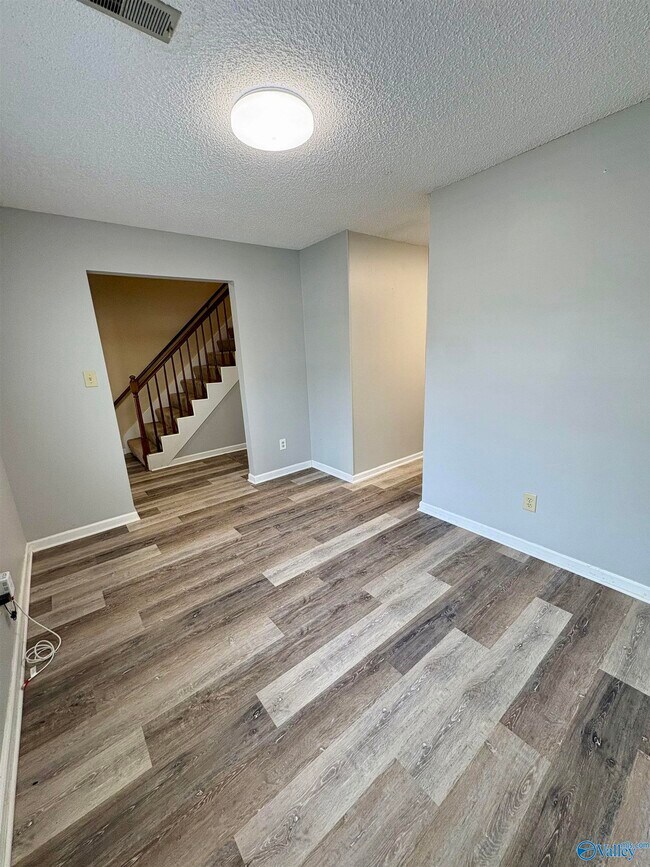 Building Photo - 317 Chateau Dr SW