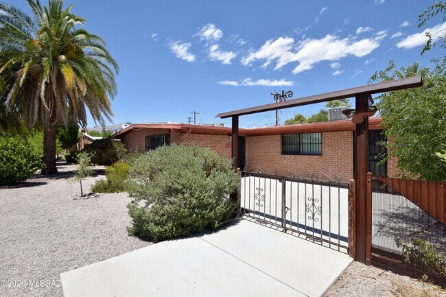 Building Photo - 3156 N Vista Del Forte Dr