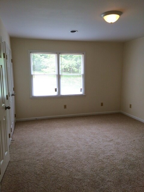 Building Photo - Outstanding 2BR End Unit Brown Quarters to...