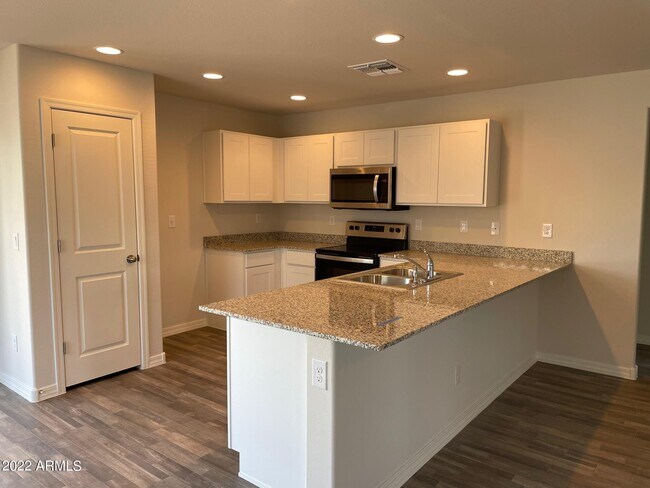Building Photo - 2062 E Julian Dr