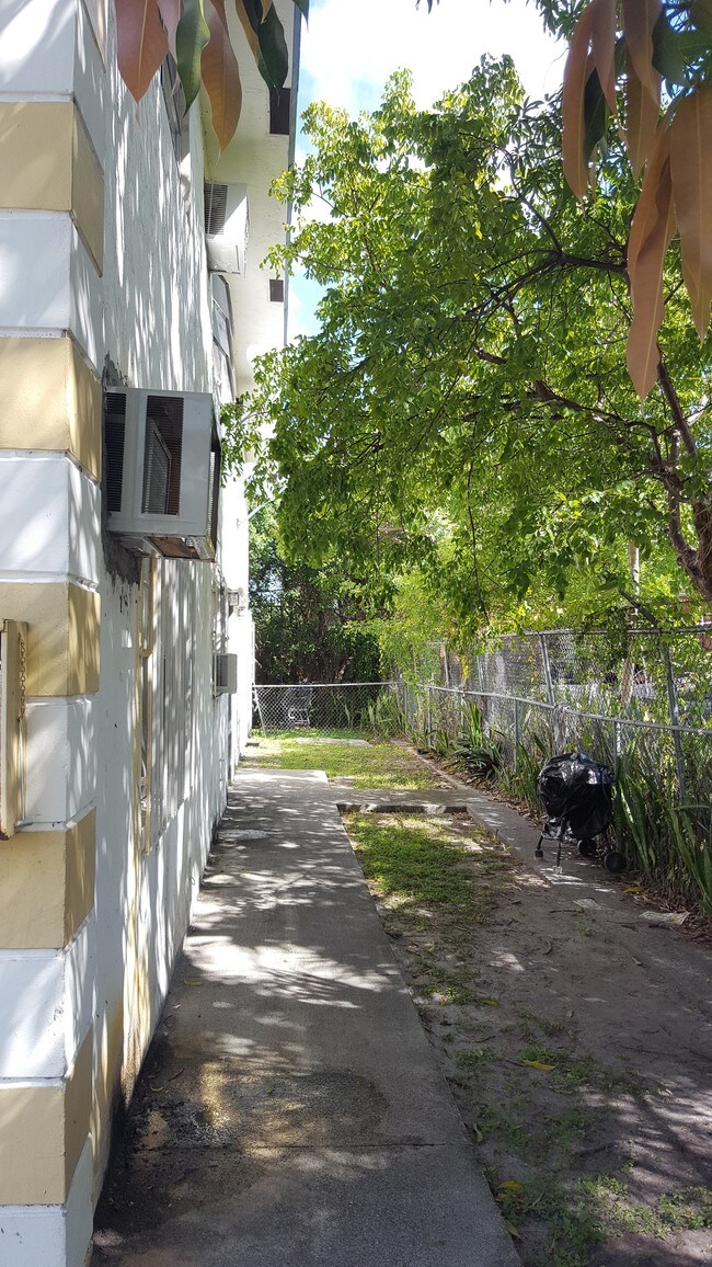 Fotografía del edificio - 842 NW 1st Ave