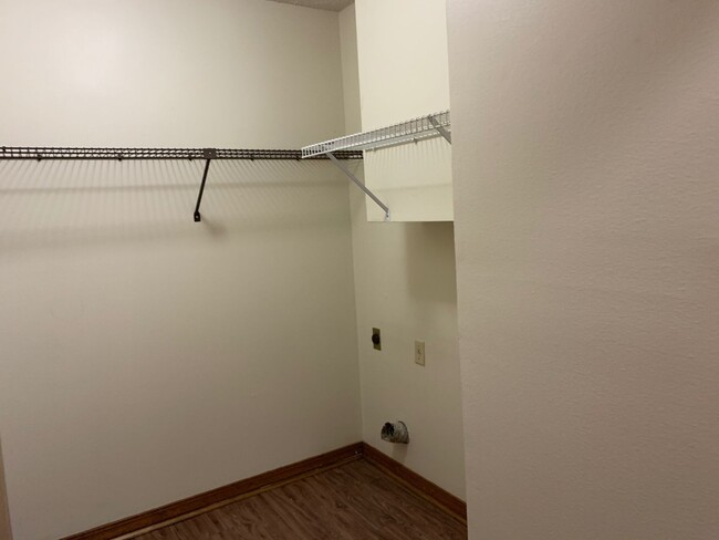 Building Photo - Beautiful and Clean three bedroom flat dow...