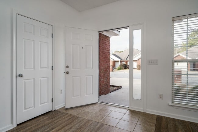 Foto del edificio - Charming and Newly Renovated 3 Bedroom 2 Bath Home Available Now!