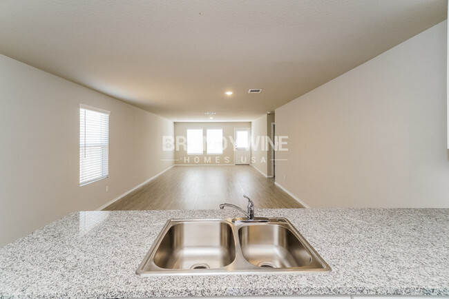 Building Photo - One month FREE RENT!!
