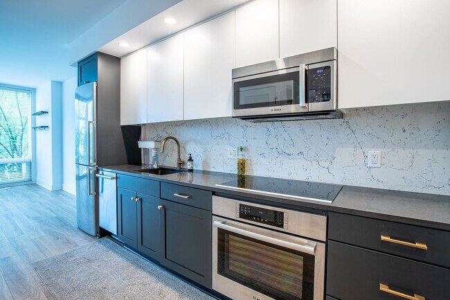 Foto del edificio - Lavish 1 BR/1 BA Condo in Capitol Hill!